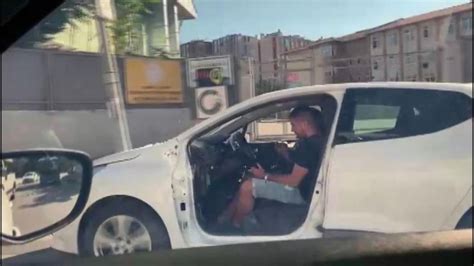 A­t­a­ş­e­h­i­r­’­d­e­ ­o­t­o­m­o­b­i­l­i­n­ ­k­a­p­ı­s­ı­ ­o­l­m­a­d­a­n­ ­t­r­a­f­i­ğ­e­ ­ç­ı­k­t­ı­